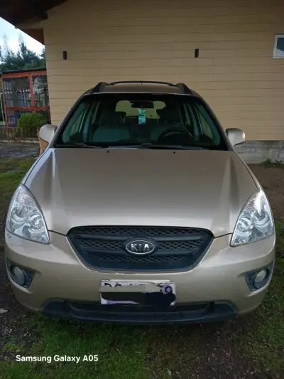 Kia Carens beige en buen estado 2008 - miniatura 1