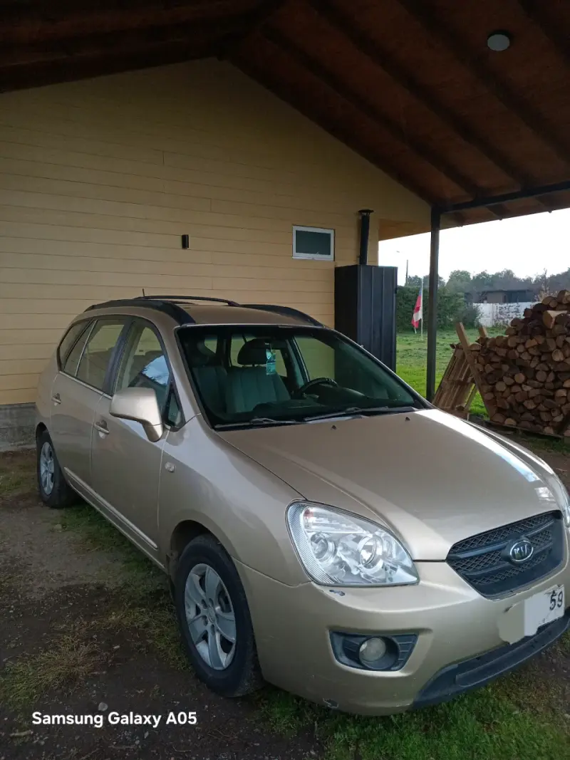 Kia Carens beige en buen estado 2008 - 2
