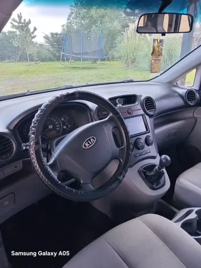 Kia Carens beige en buen estado 2008 - miniatura 3