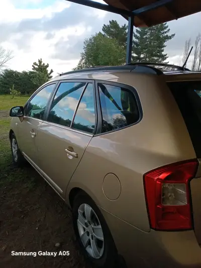 Kia Carens beige en buen estado 2008 - miniatura 4