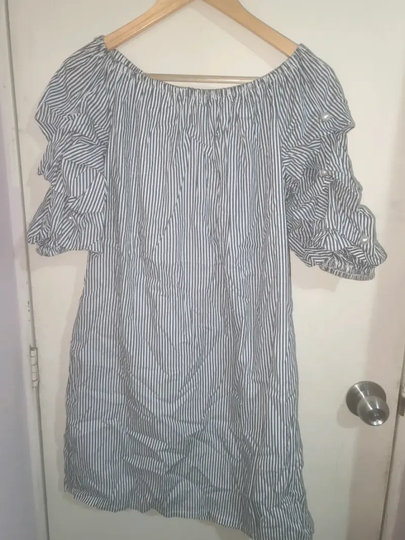 Vestido rayado con volantes
