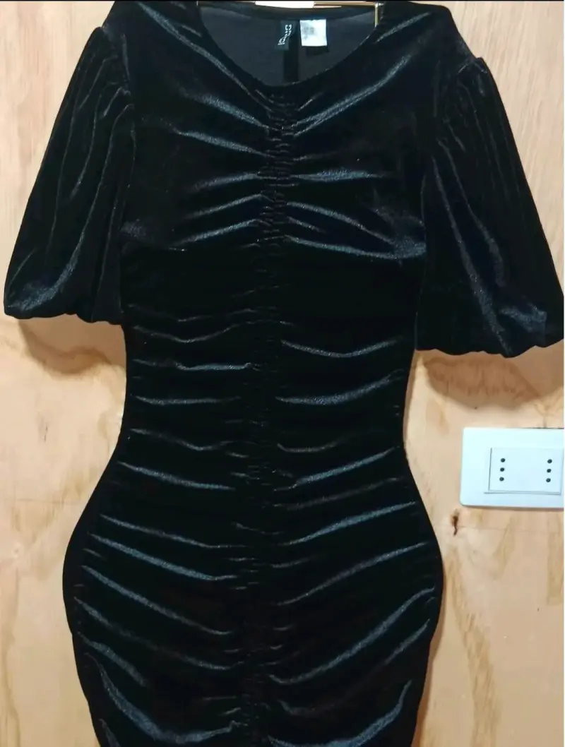 Vestido ajustado negro con frunces - 1