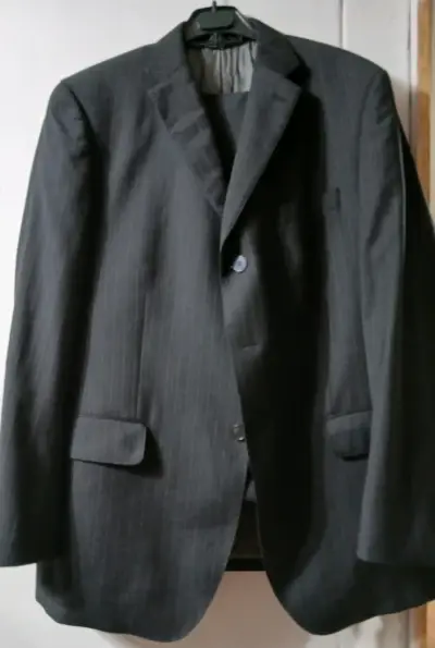 Traje gris con corbata - miniatura 3