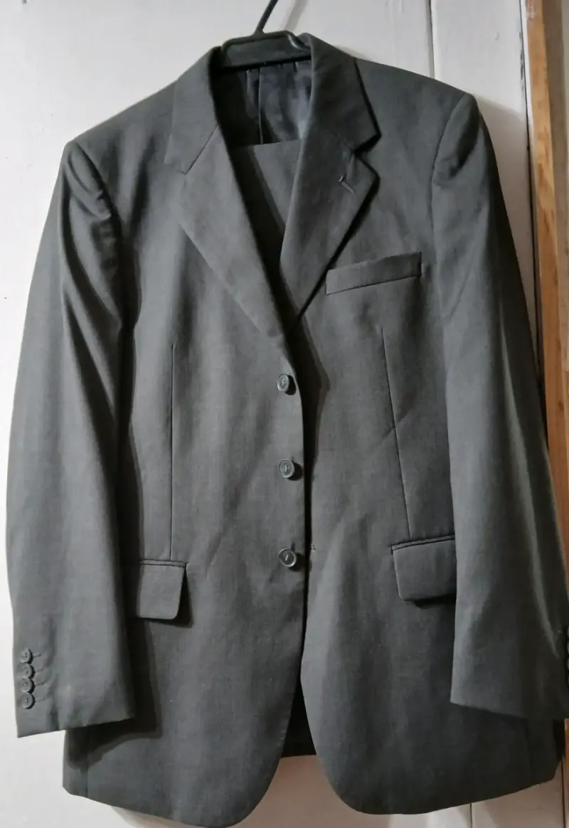 Traje gris con corbata - 4