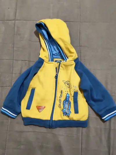 Chaqueta infantil amarilla con capucha - miniatura 1