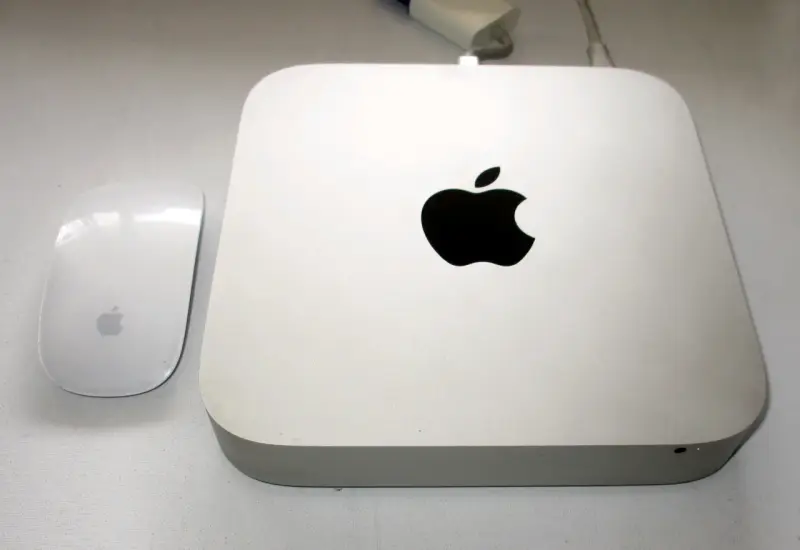 Mac Mini Apple con mouse - 1