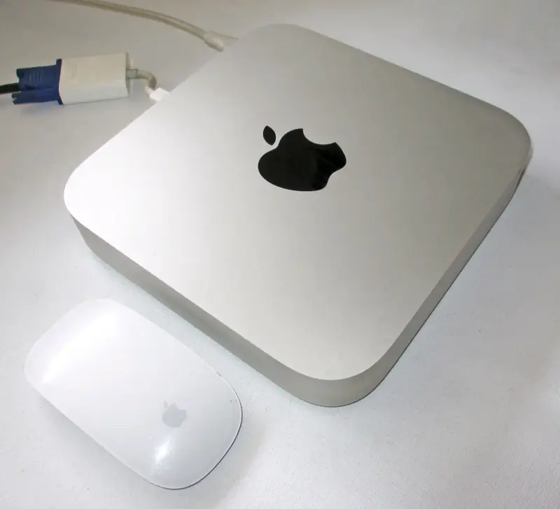 Mac Mini Apple con mouse - 3