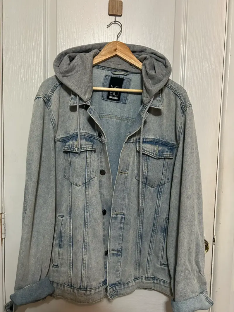 Chaqueta de mezclilla con capucha