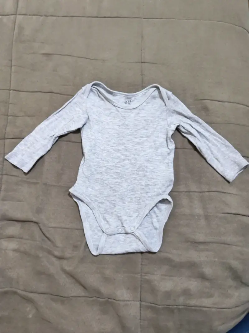 Body bebé gris manga larga