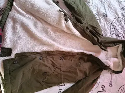 Parka verde con capucha - miniatura 2
