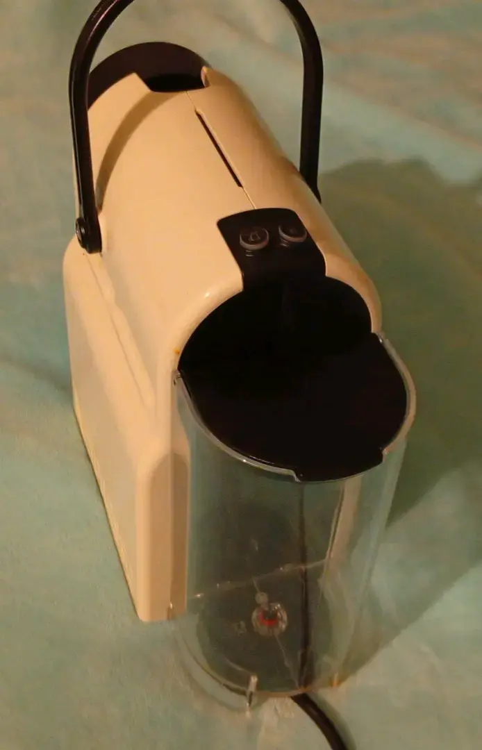 Máquina de café Nespresso blanca - 4