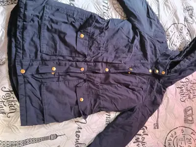 Chaqueta azul con capucha - miniatura 1