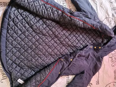 Chaqueta azul con capucha - miniatura 2
