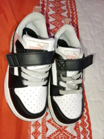 Zapatillas deportivas blancas y negras - miniatura 1