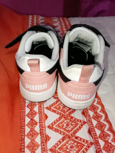 Zapatillas deportivas blancas y negras - miniatura 2