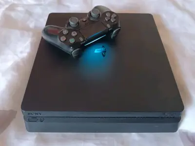 Consola ps4 con 2 mando y 3 juegos - miniatura 1