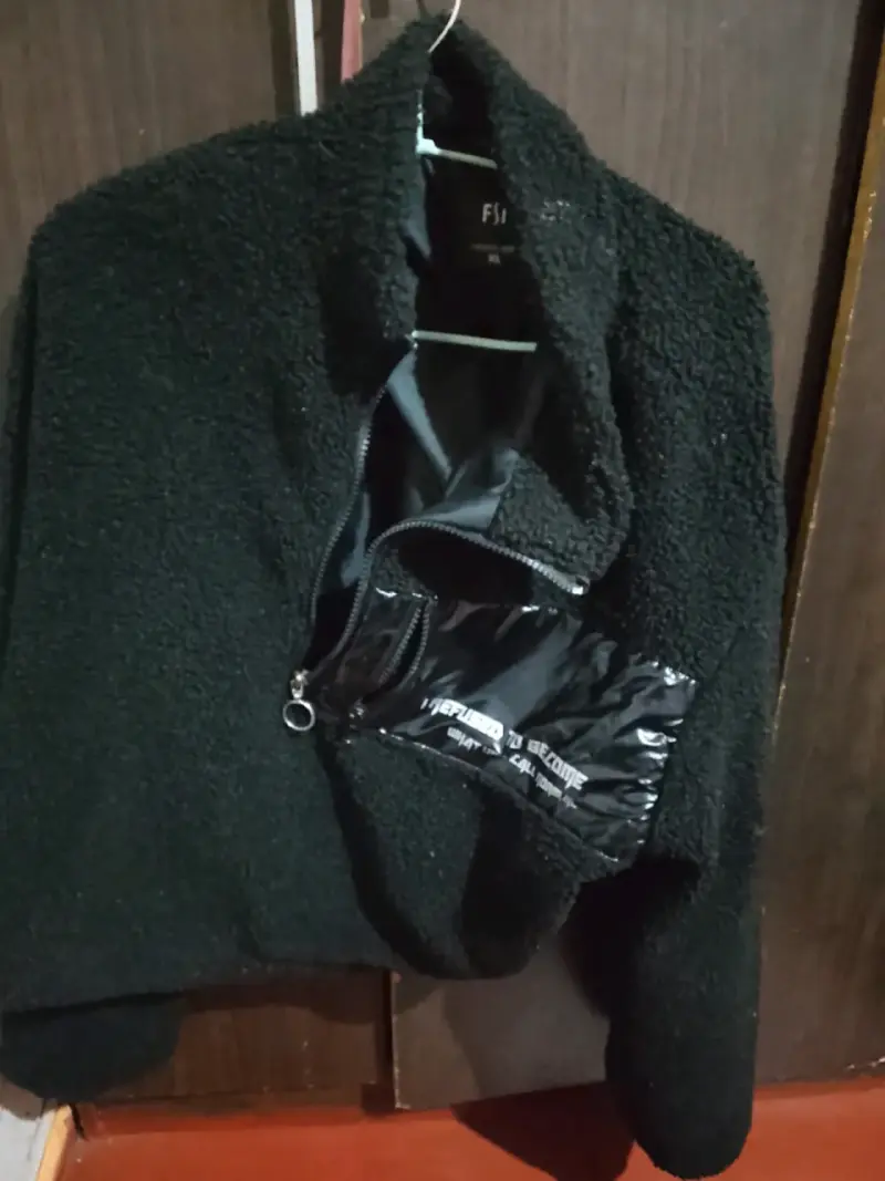 Chaqueta negra con cierre