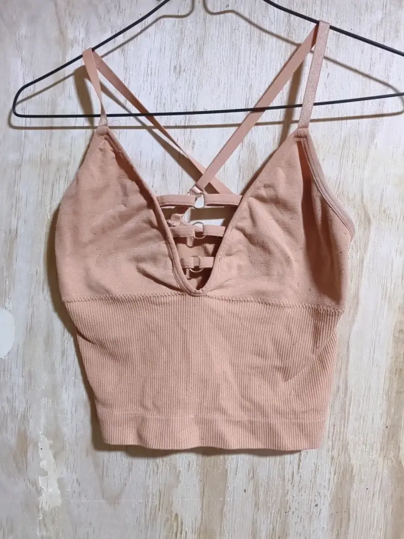Top corto rosado con tirantes