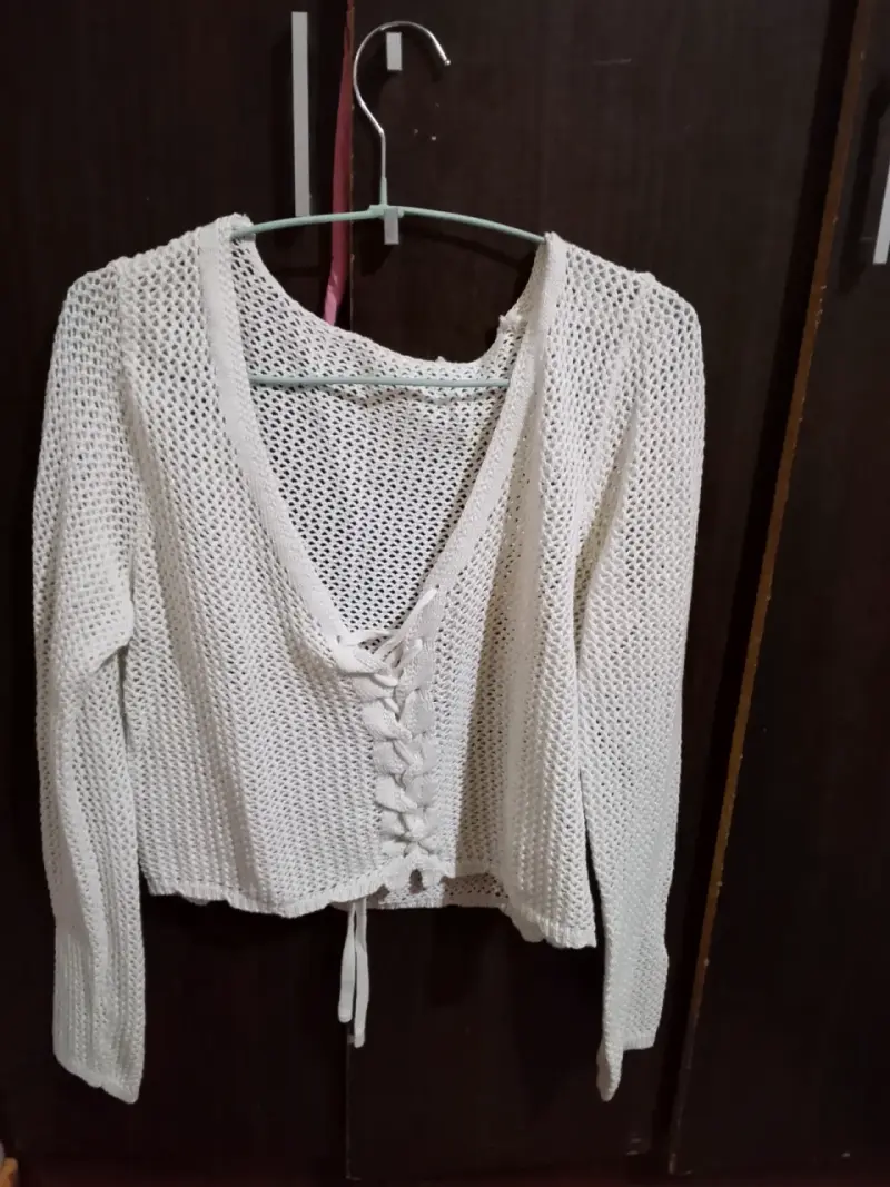 Suéter tejido blanco con lazos