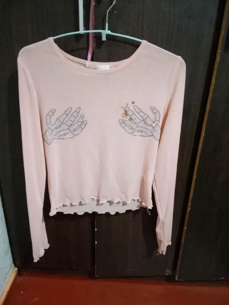 Polera manga larga rosada diseño manos