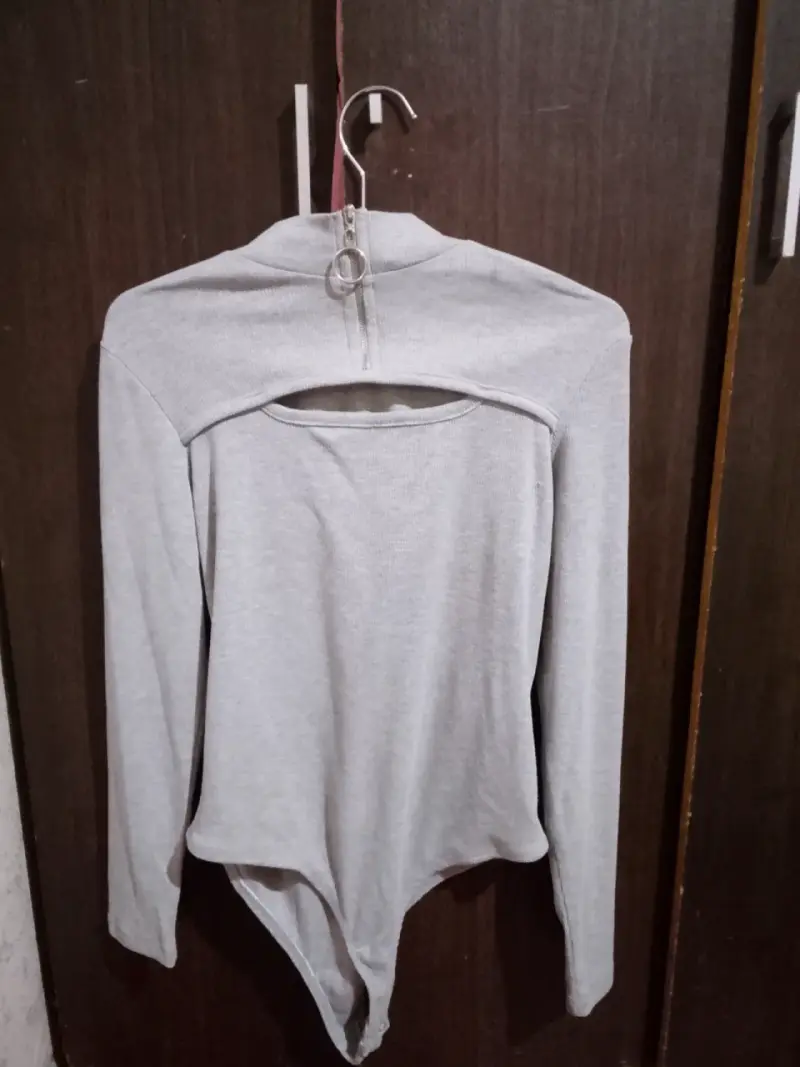 Body gris de manga larga