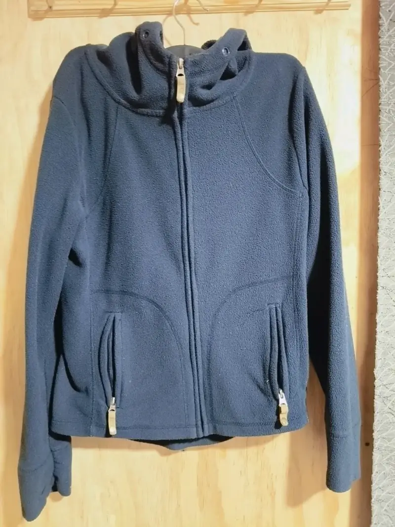 Chaqueta polar azul con capucha