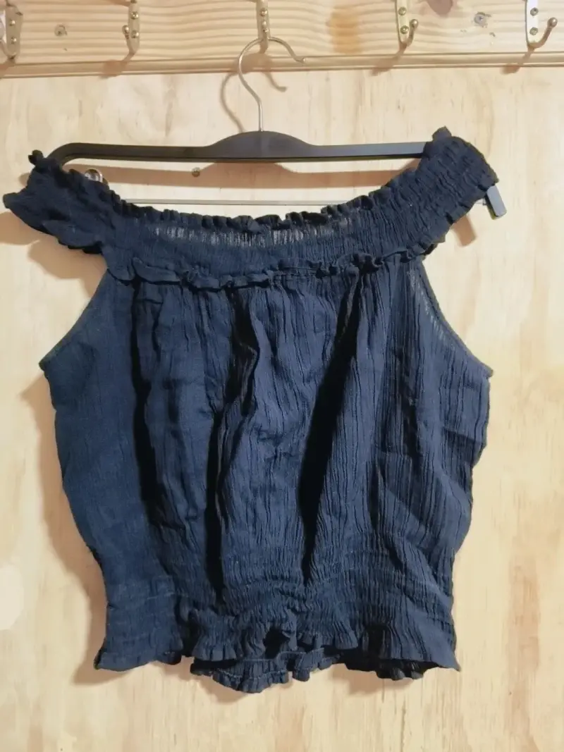 Blusa negra hombros descubiertos