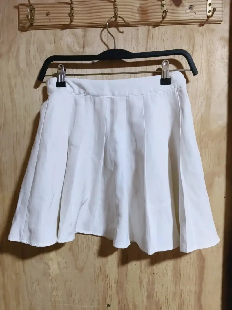 Falda blanca plisada