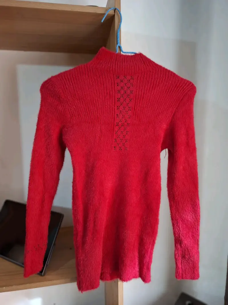Suéter rojo cuello alto - 1