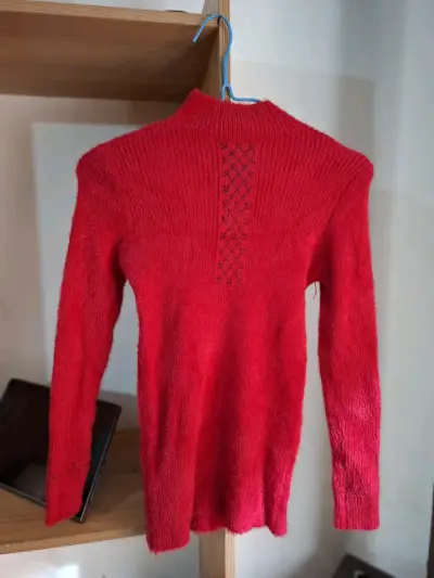 Suéter rojo cuello alto - miniatura 1