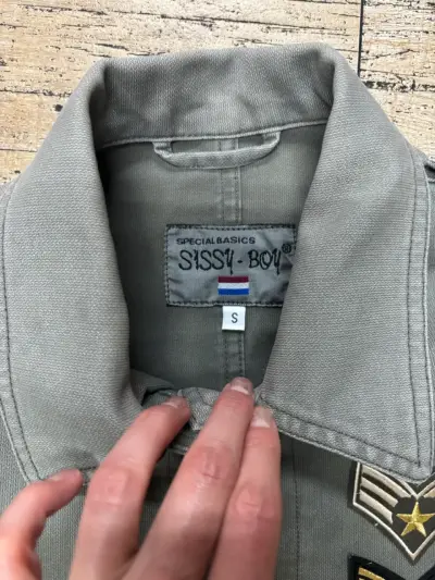 Chaqueta gris con insignias S - miniatura 4