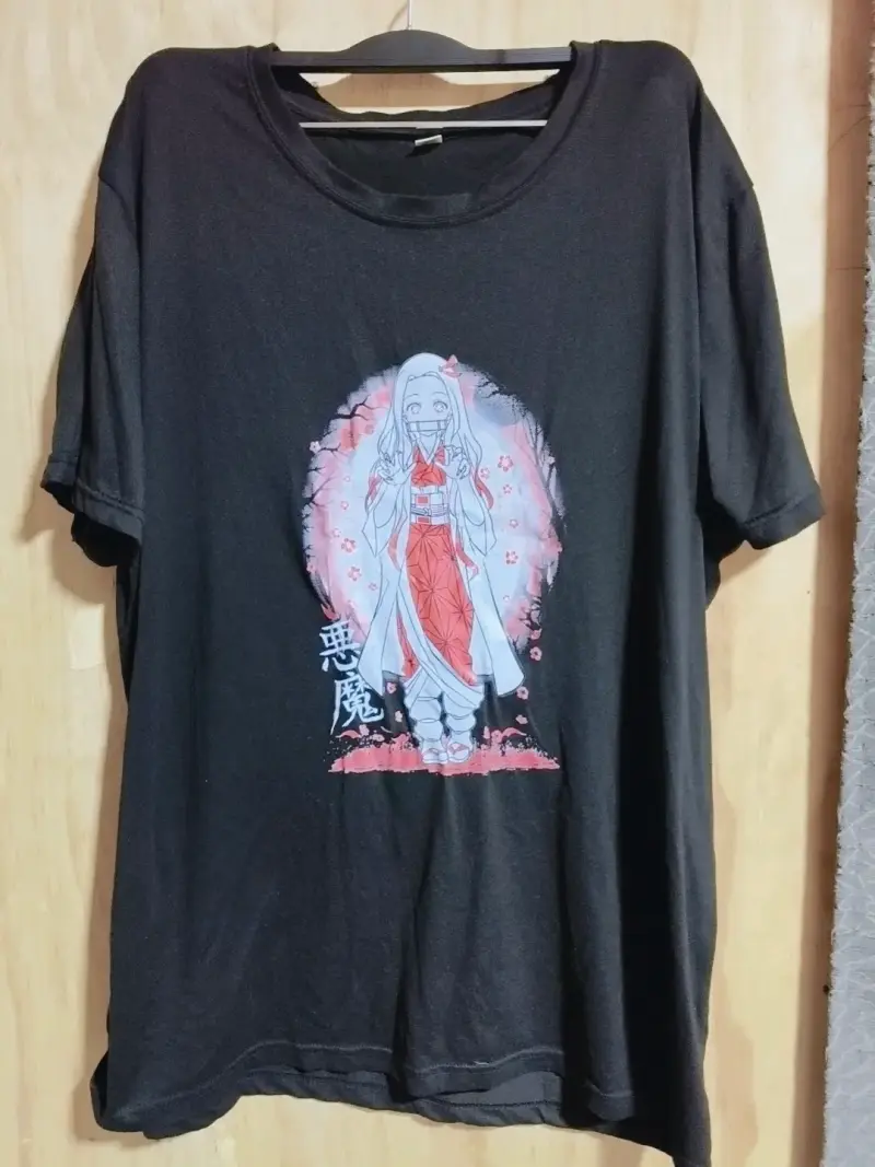 Polera negra con diseño anime