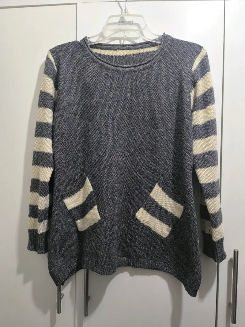 Suéter gris con rayas crema - 1