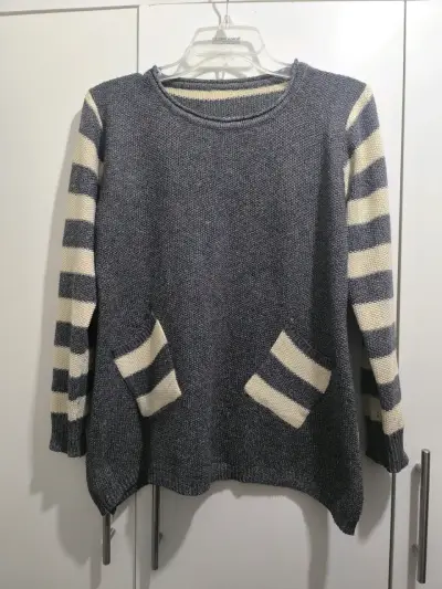 Suéter gris con rayas crema - miniatura 1