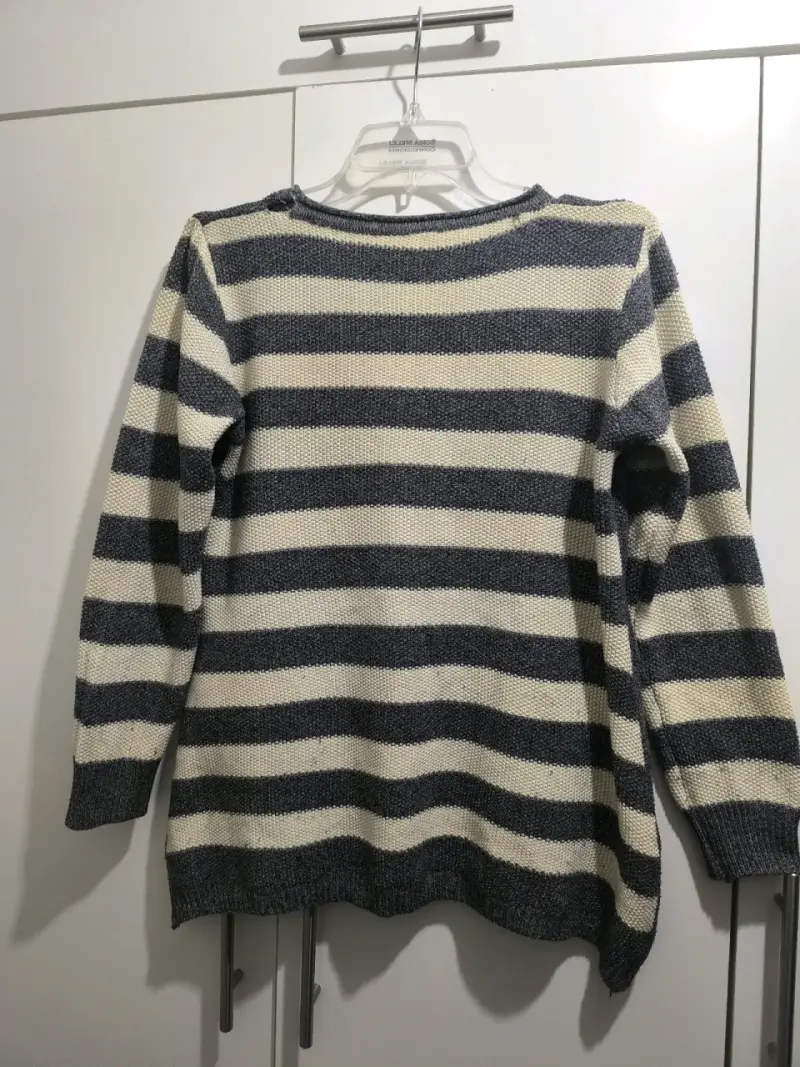 Suéter gris con rayas crema - 2