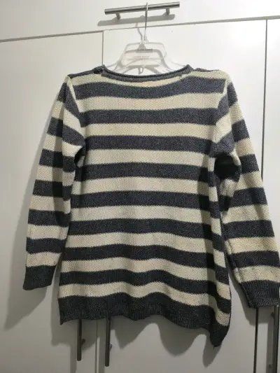 Suéter gris con rayas crema - miniatura 2