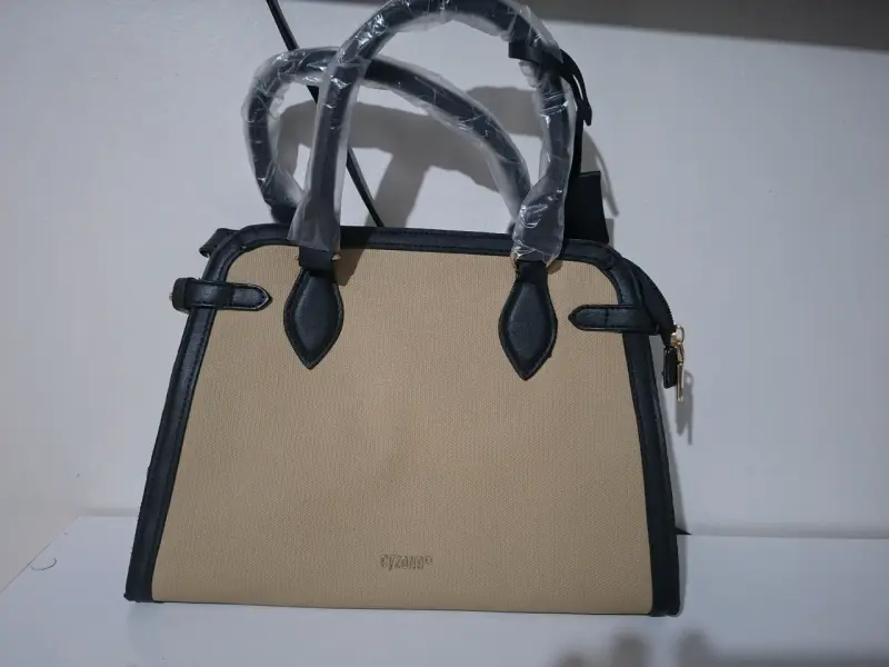 Bolso de mano beige y negro