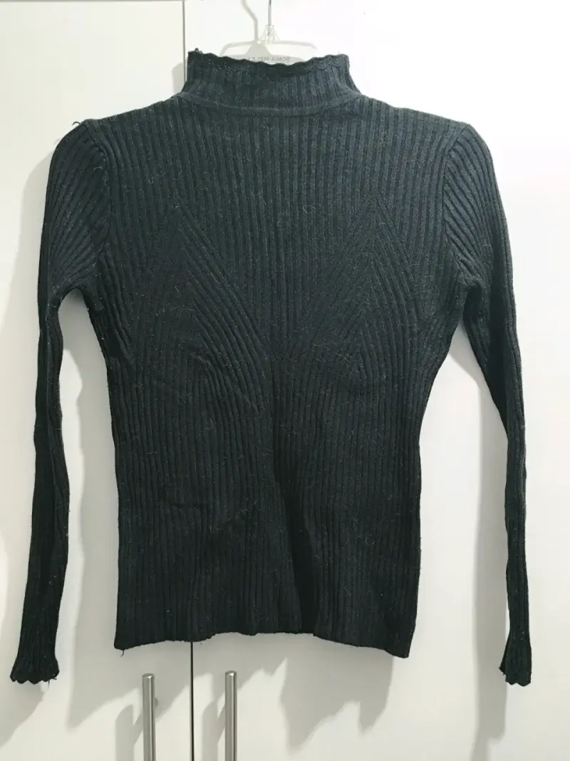 Suéter negro de cuello alto - 1