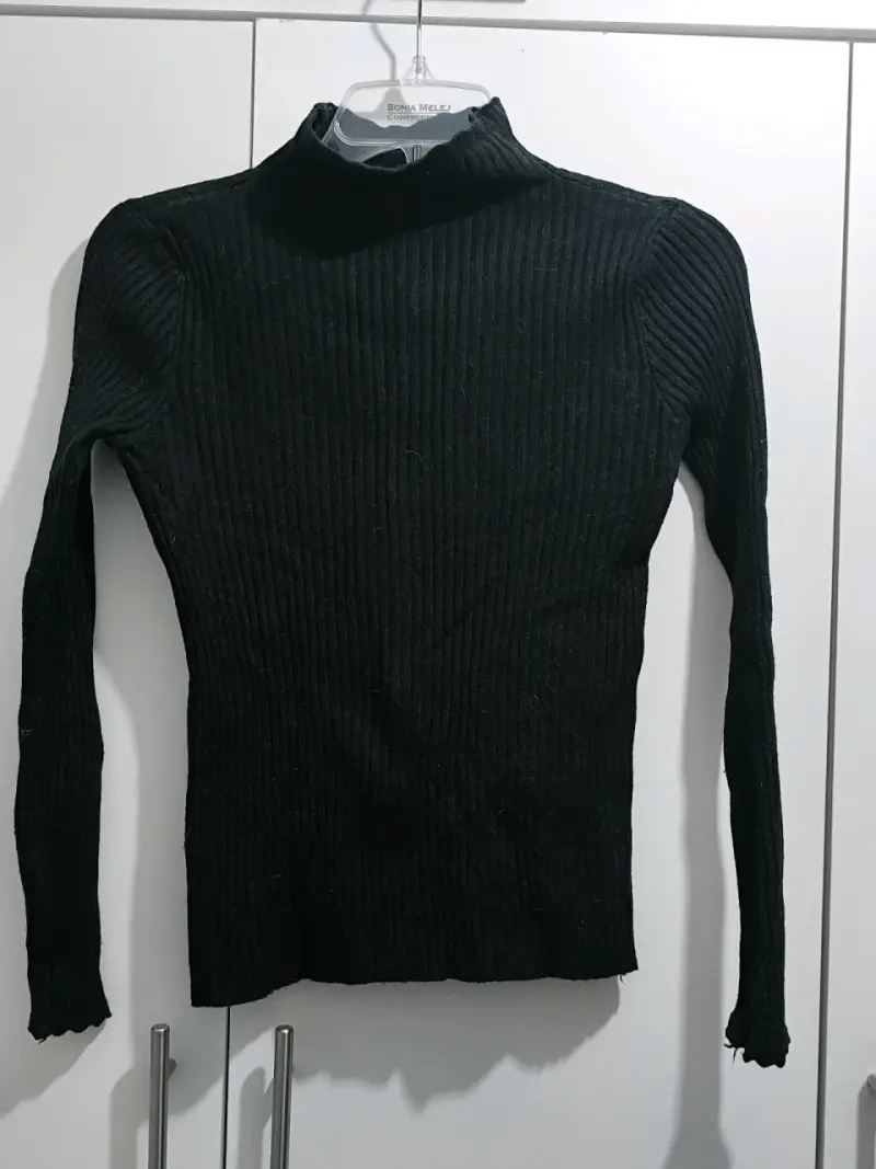 Suéter negro de cuello alto - 2