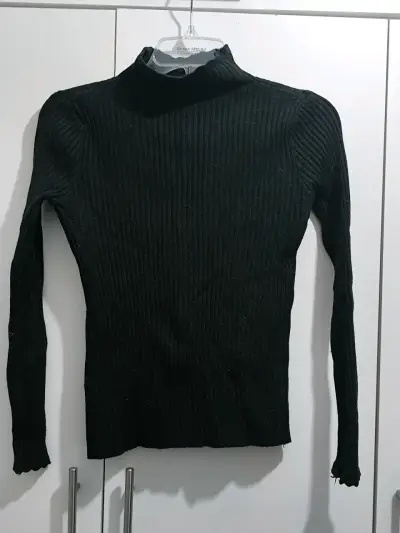 Suéter negro de cuello alto - miniatura 2