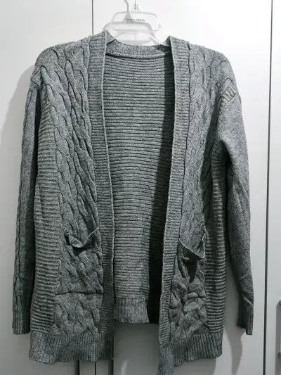 Cardigan gris tejido - miniatura 1