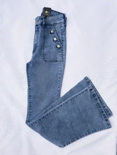 Jeans azul con botones decorativos - miniatura 1