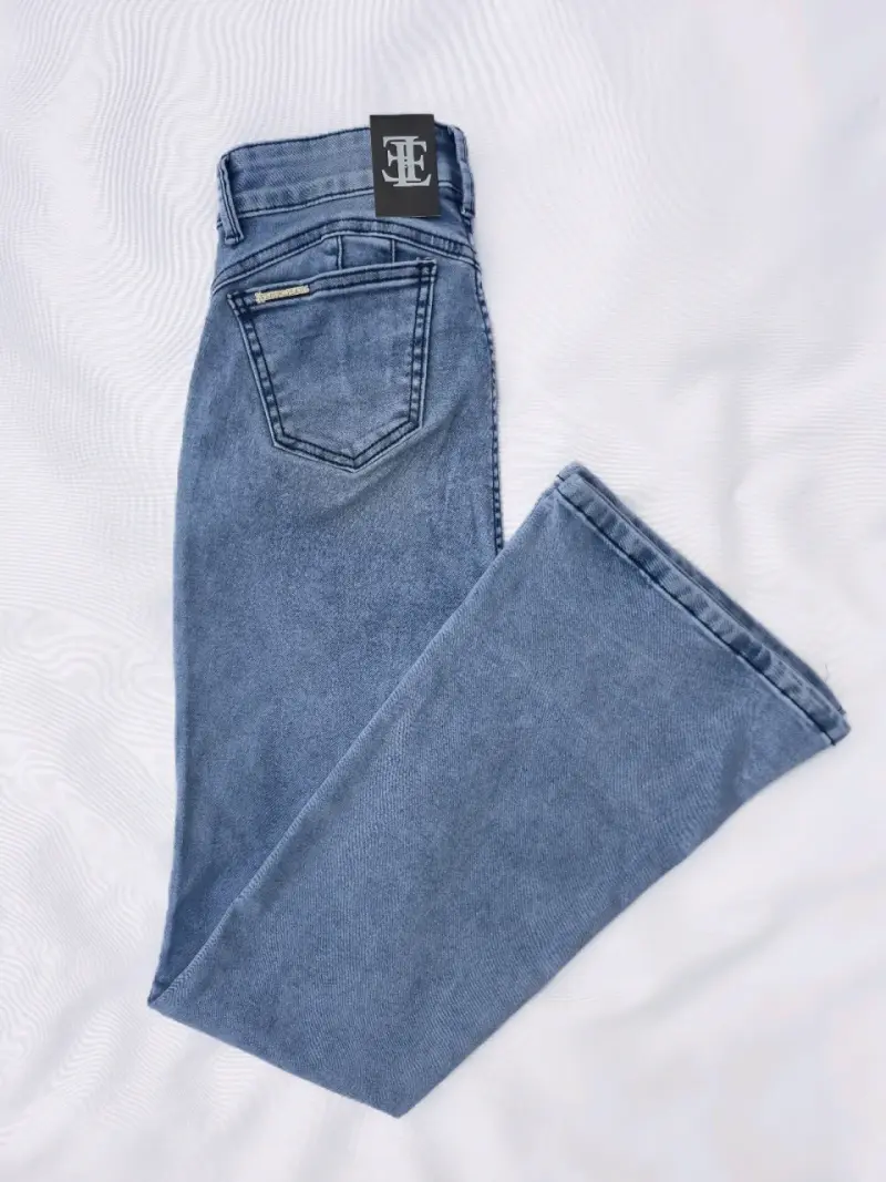 Jeans azul con botones decorativos - 2
