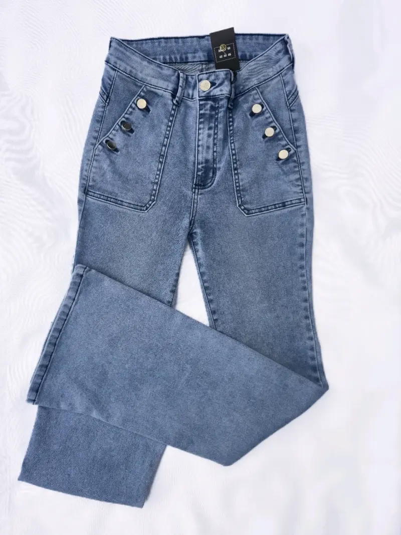 Jeans azul con botones decorativos - 3