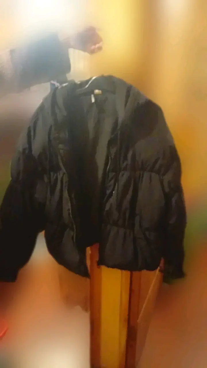 Parka acolchada negra con capucha - 2