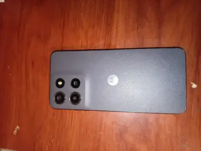 Teléfono Motorola gris con triple cámara - miniatura 1