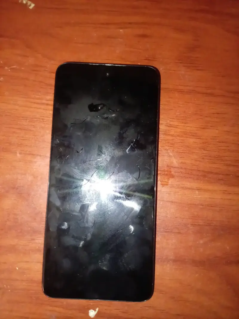 Teléfono Motorola gris con triple cámara - 2