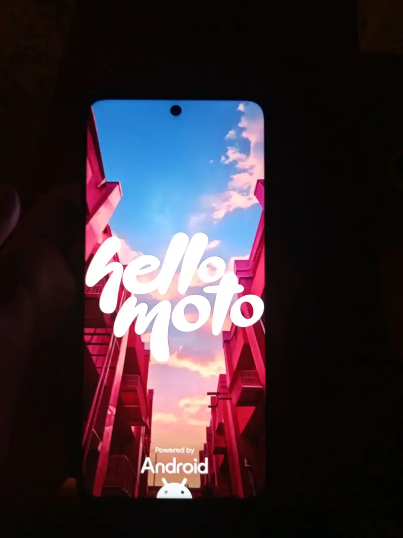 Teléfono Motorola gris con triple cámara - 3