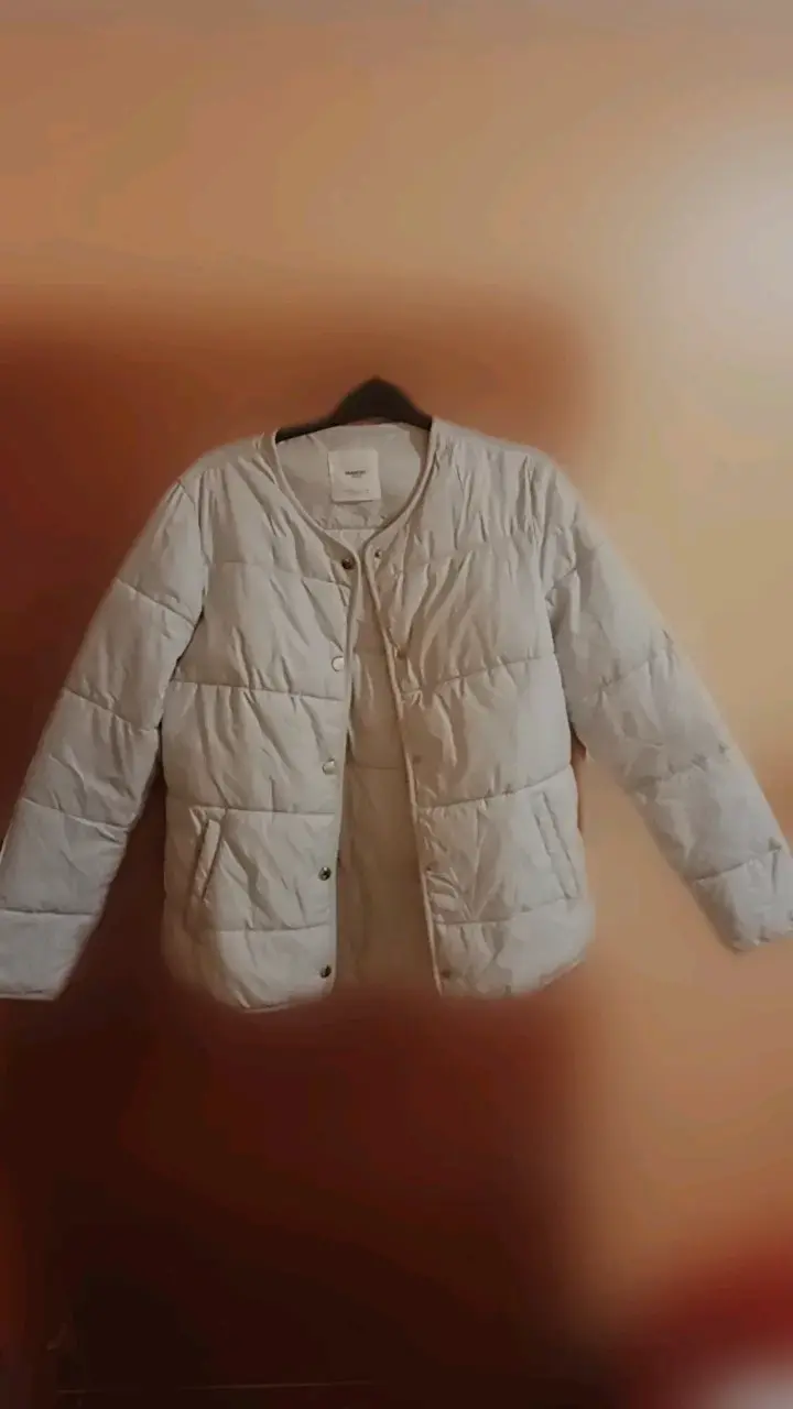 Chaqueta acolchada blanca con capucha - 2
