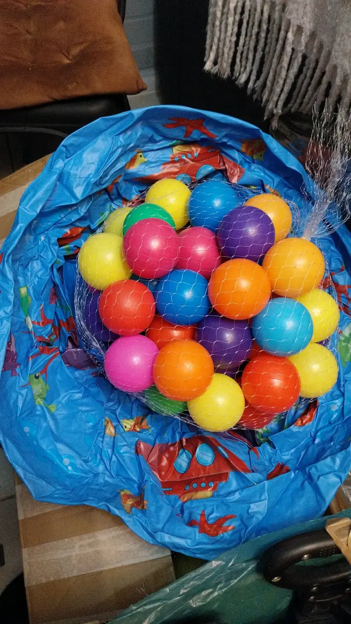Piscina infantil con pelotas